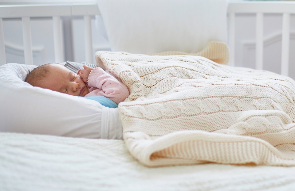 Bébé dort paisiblement avec ses parents